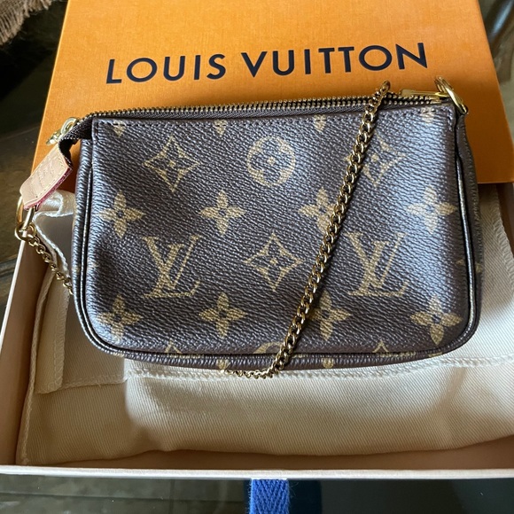 Louis Vuitton Monogram Mini Pochette 🩷 - Picture 2 of 12